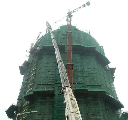 瓜州吊车在工地上作业